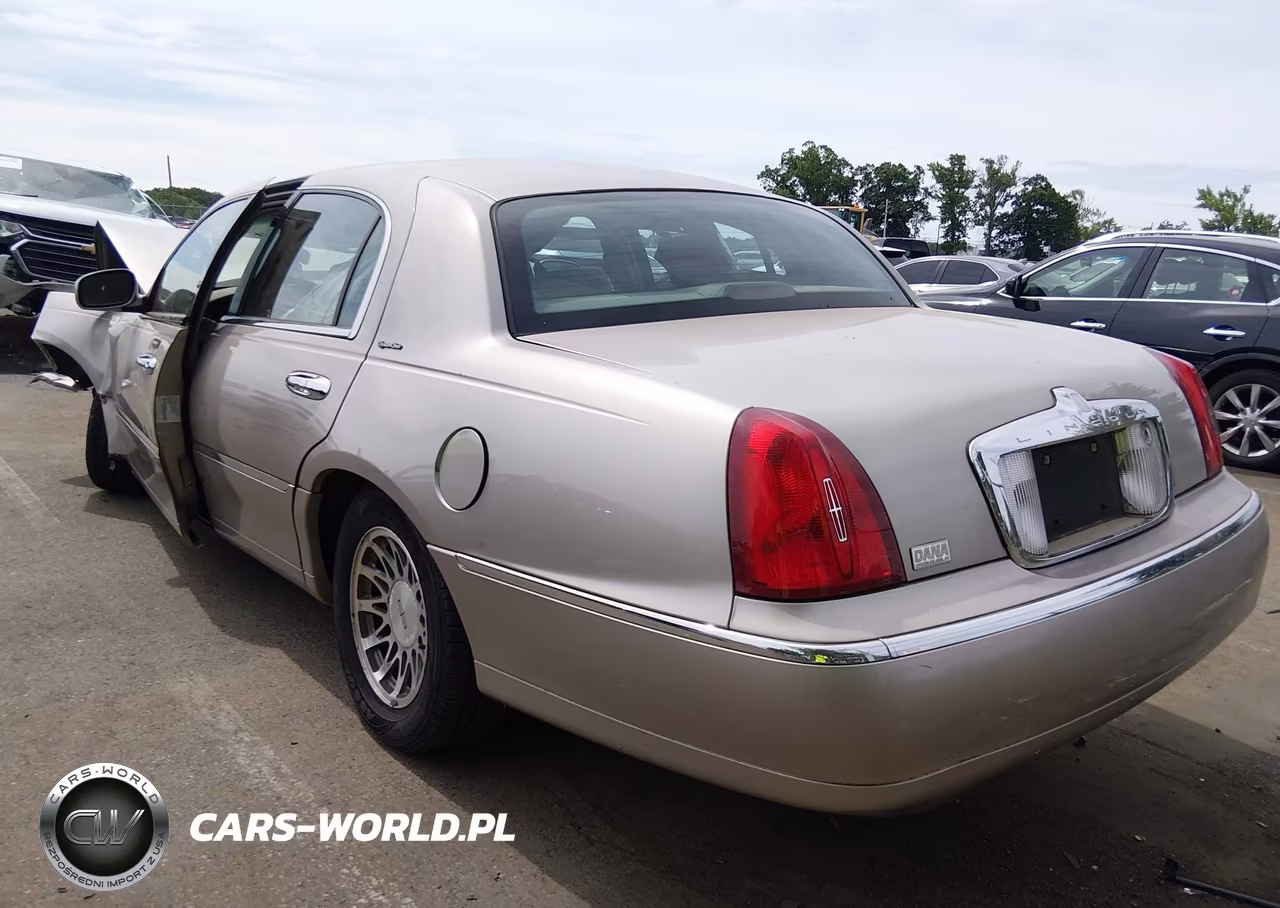2002 Lincoln Town Car Signature VIN:1LNHM82W92Y666636 - 3