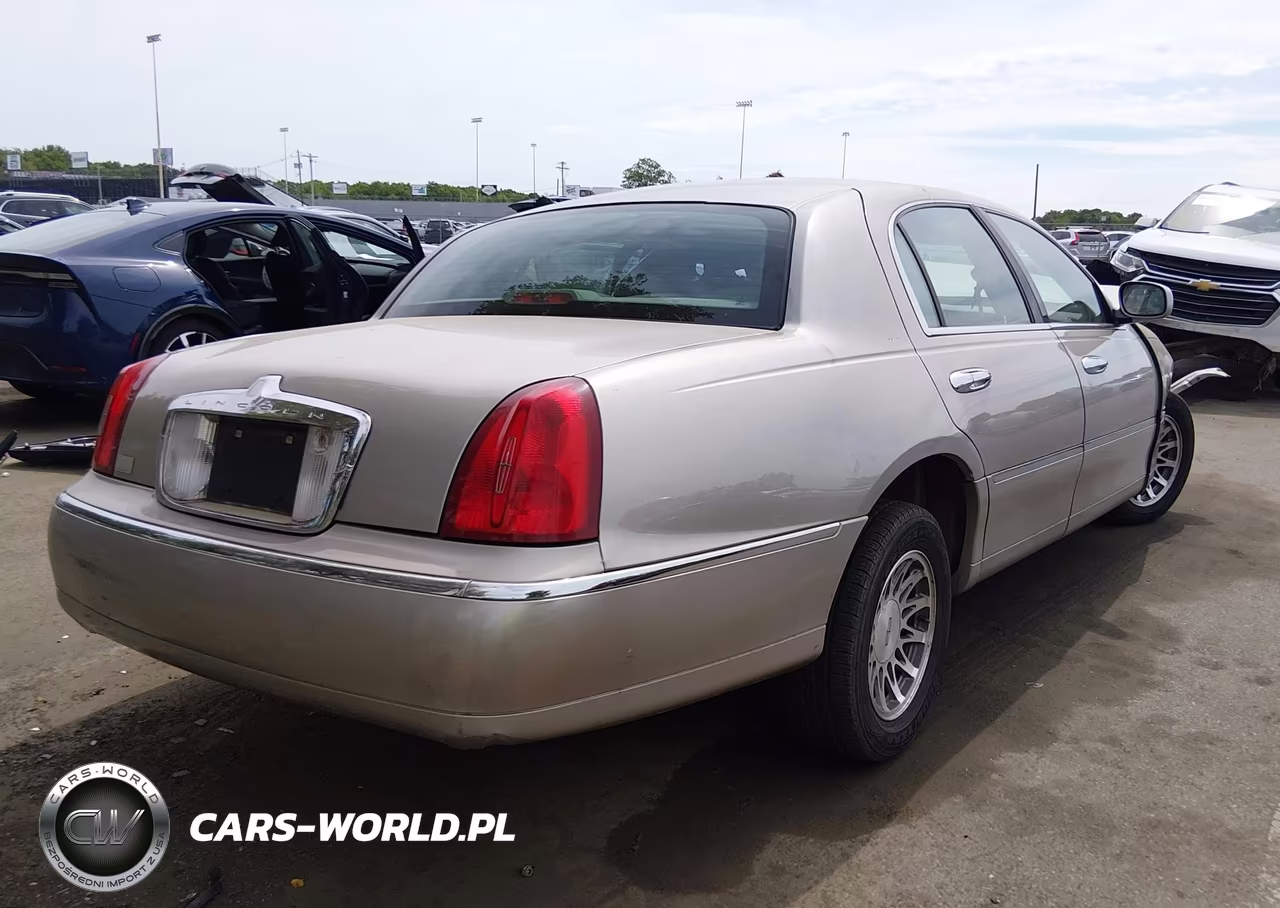2002 Lincoln Town Car Signature VIN:1LNHM82W92Y666636 - 4