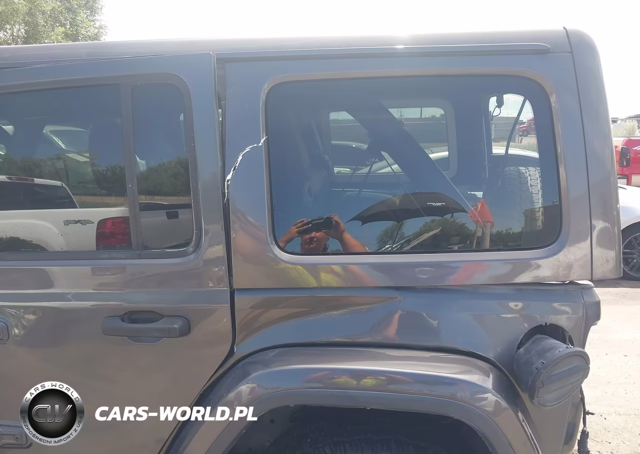 2018 Jeep Wrangler Unlimited Sahara 4X4 VIN:1C4HJXEN5JW196318 - 17