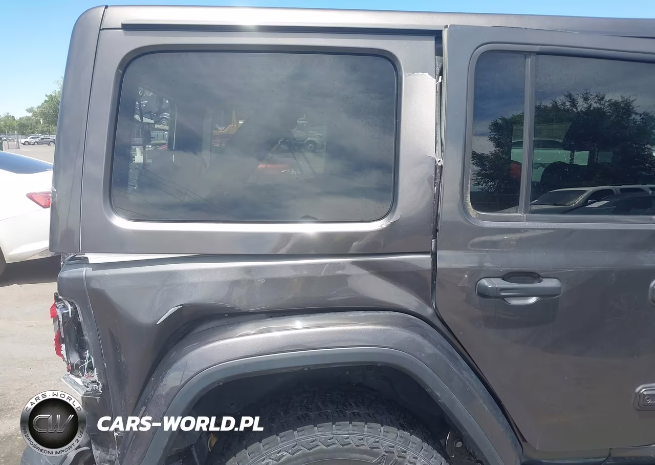 2018 Jeep Wrangler Unlimited Sahara 4X4 VIN:1C4HJXEN5JW196318 - 18