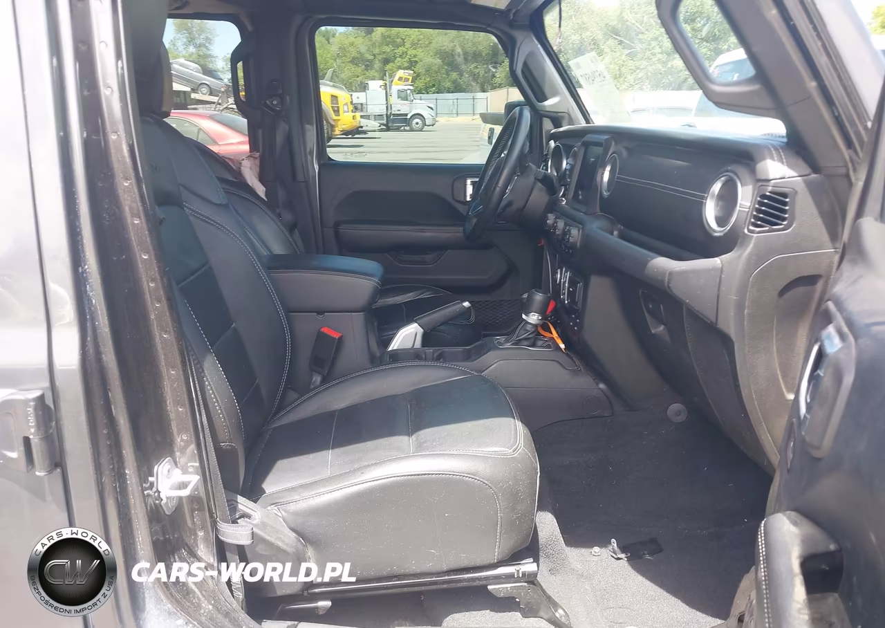 2018 Jeep Wrangler Unlimited Sahara 4X4 VIN:1C4HJXEN5JW196318 - 5