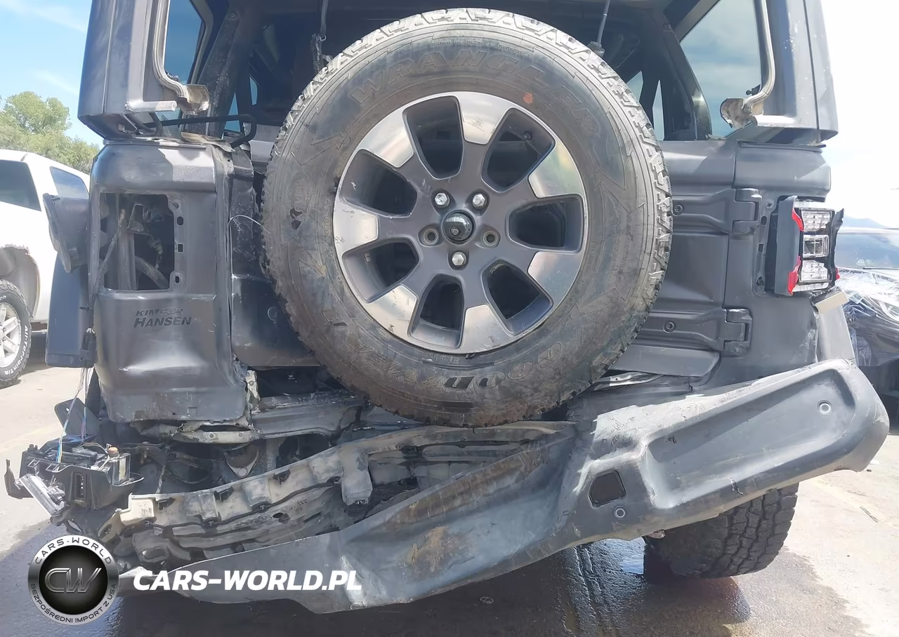 2018 Jeep Wrangler Unlimited Sahara 4X4 VIN:1C4HJXEN5JW196318 - 6