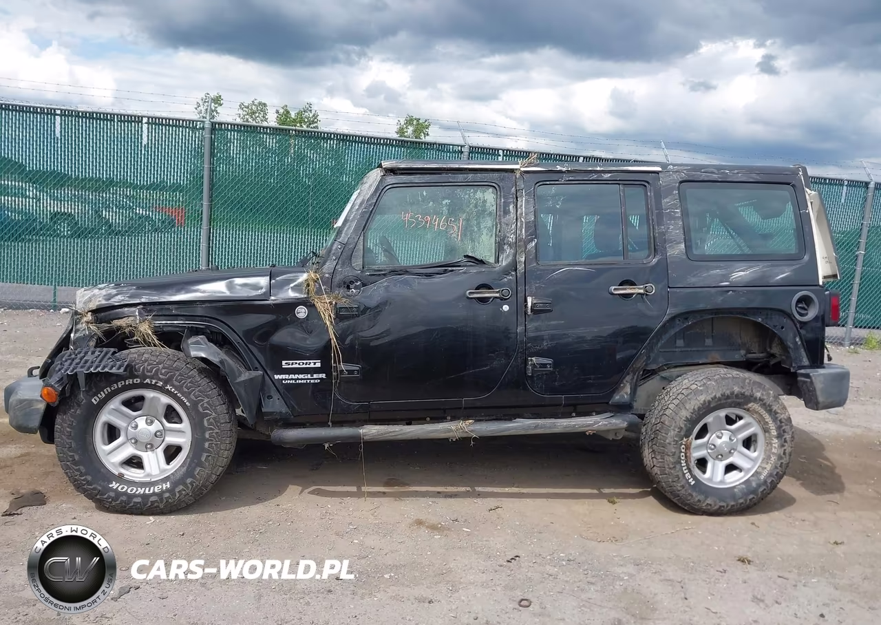 2015 Jeep Wrangler Unlimited Sport VIN:1C4BJWDGXFL562267 - 13
