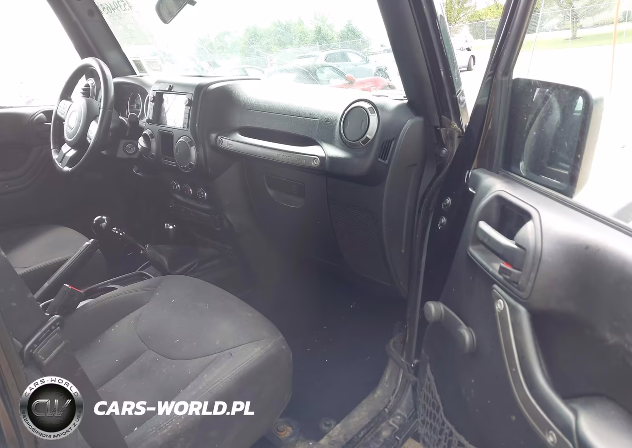 2015 Jeep Wrangler Unlimited Sport VIN:1C4BJWDGXFL562267 - 5