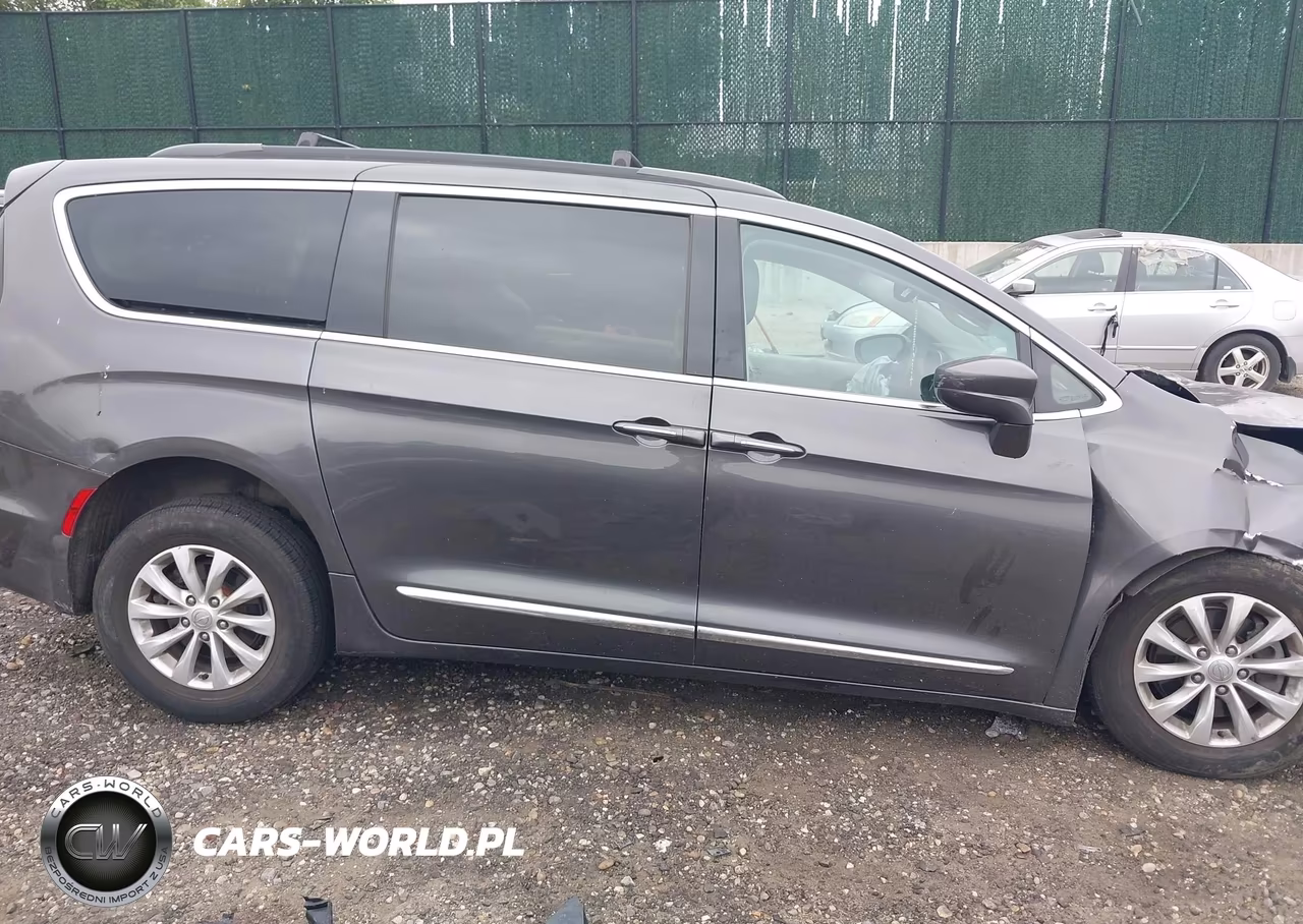 2017 Chrysler Pacifica Touring-L VIN:2C4RC1BG9HR534971 - 13
