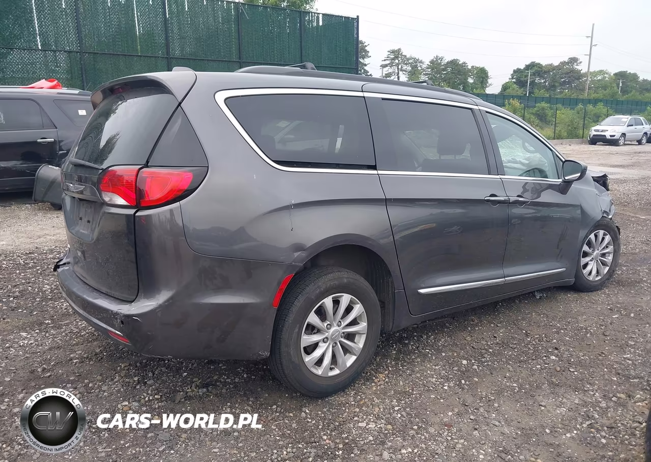 2017 Chrysler Pacifica Touring-L VIN:2C4RC1BG9HR534971 - 4