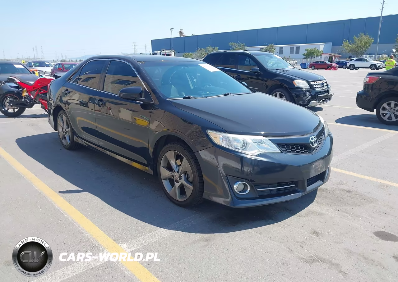 2014 Toyota Camry Se Sport – zdjęcie 1 z 17