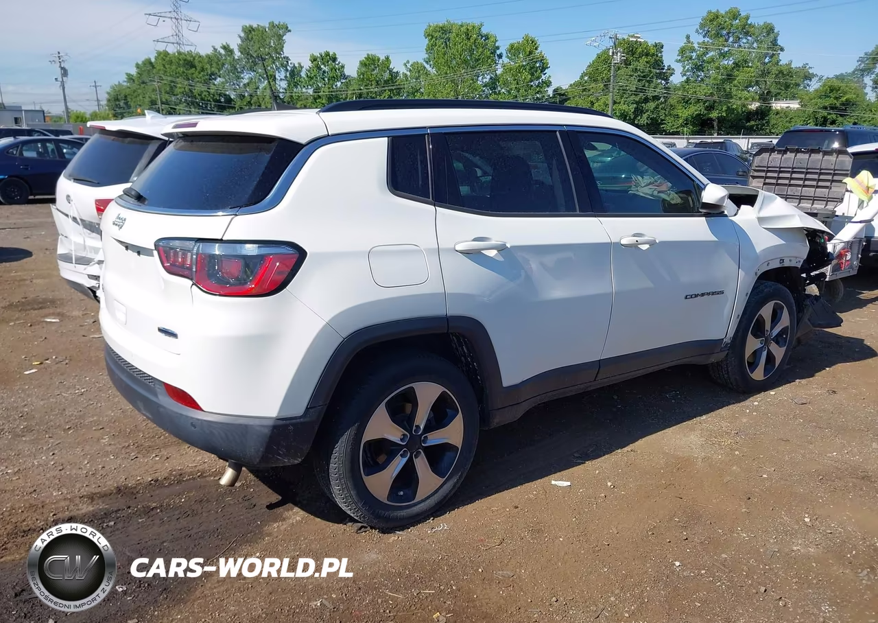 2018 Jeep Compass Latitude 4X4 VIN:3C4NJDBB7JT104286 - 4