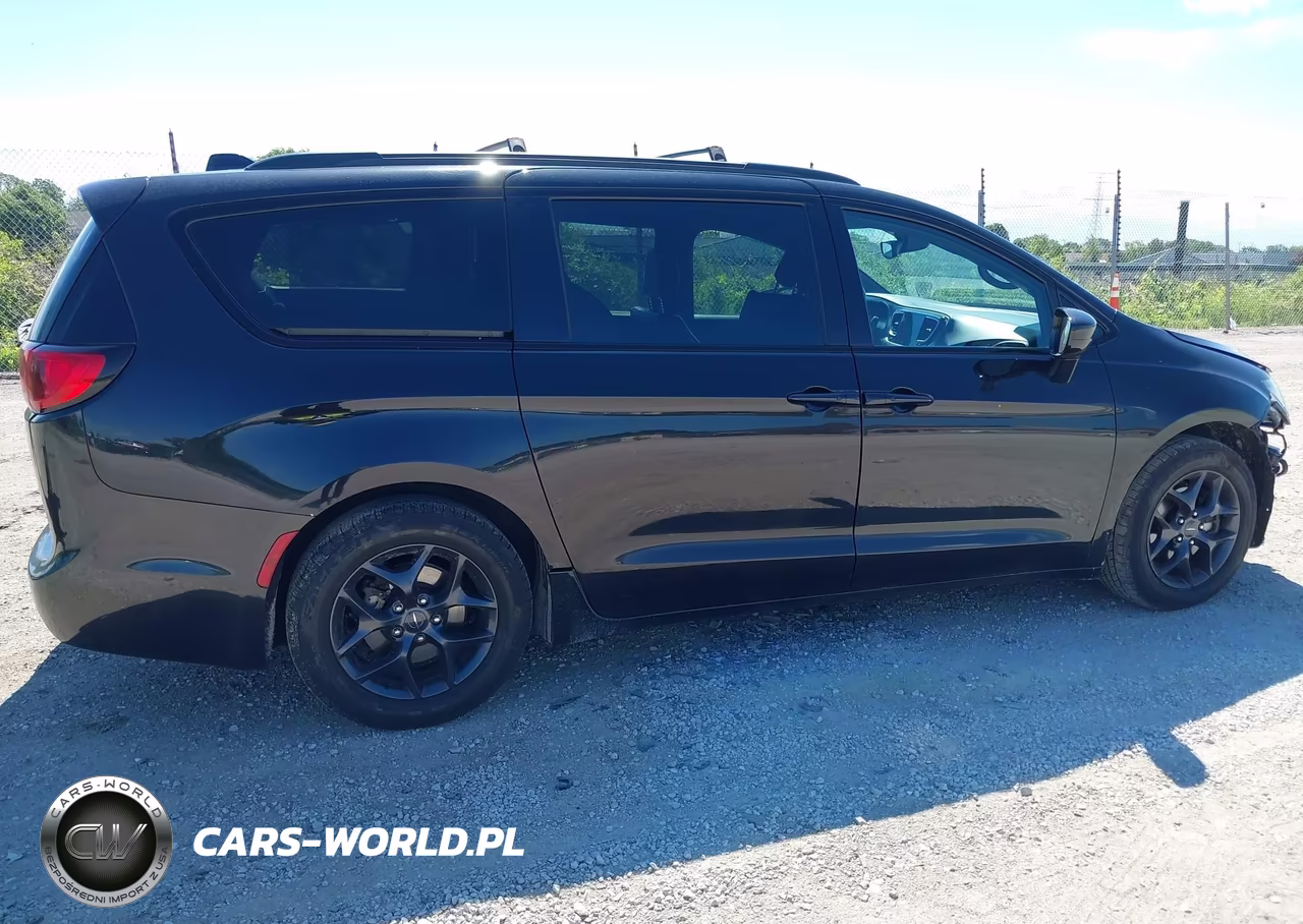 2018 Chrysler Pacifica Touring L VIN:2C4RC1BG7JR351400 - 4