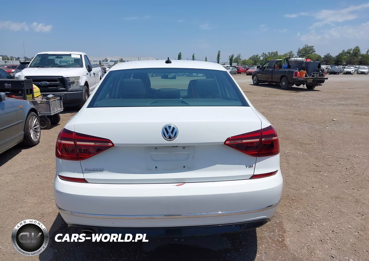 2018 Volkswagen Passat 2.0T R-Line-2.0T S VIN:1VWAA7A35JC014489 - 16