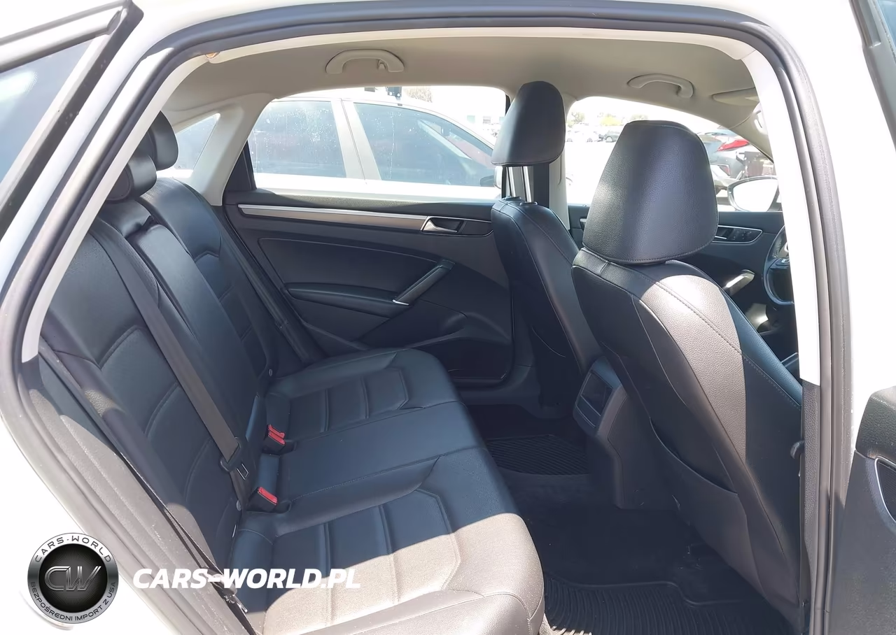 2018 Volkswagen Passat 2.0T R-Line-2.0T S VIN:1VWAA7A35JC014489 - 8