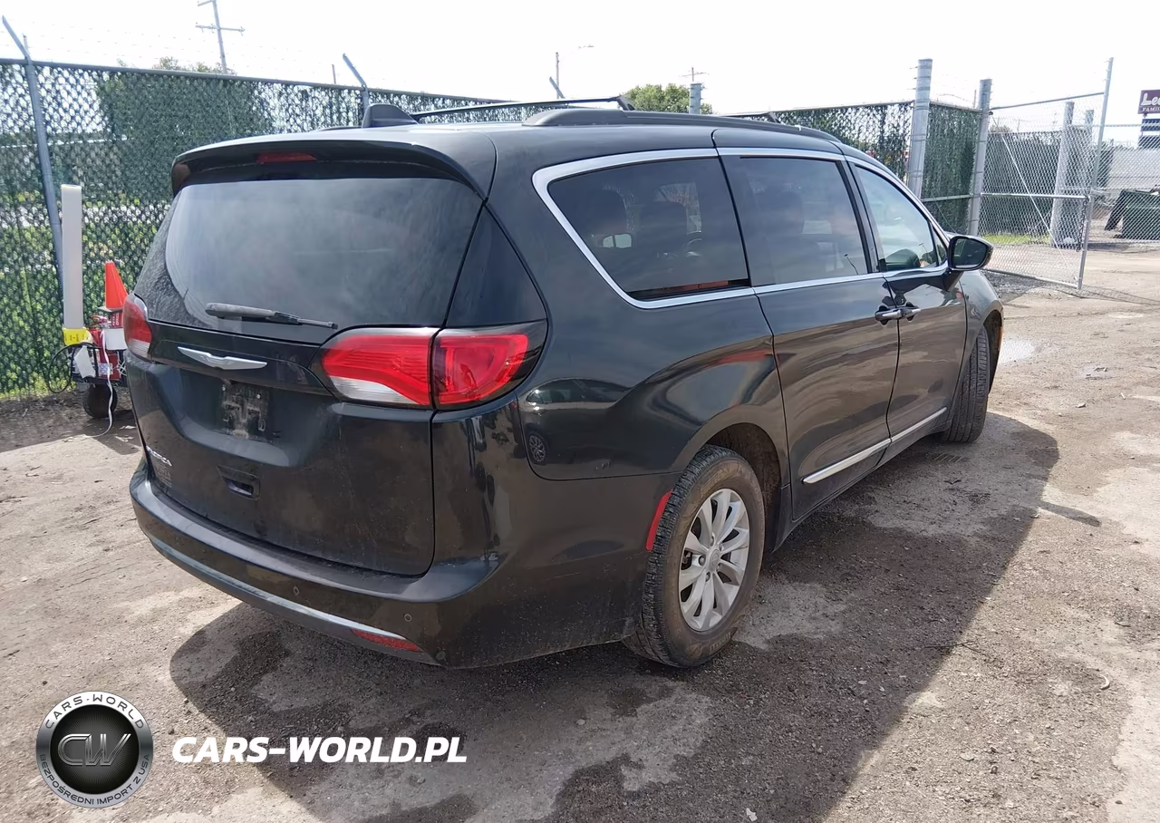 2017 Chrysler Pacifica Touring-L VIN:2C4RC1BG4HR642527 - 4