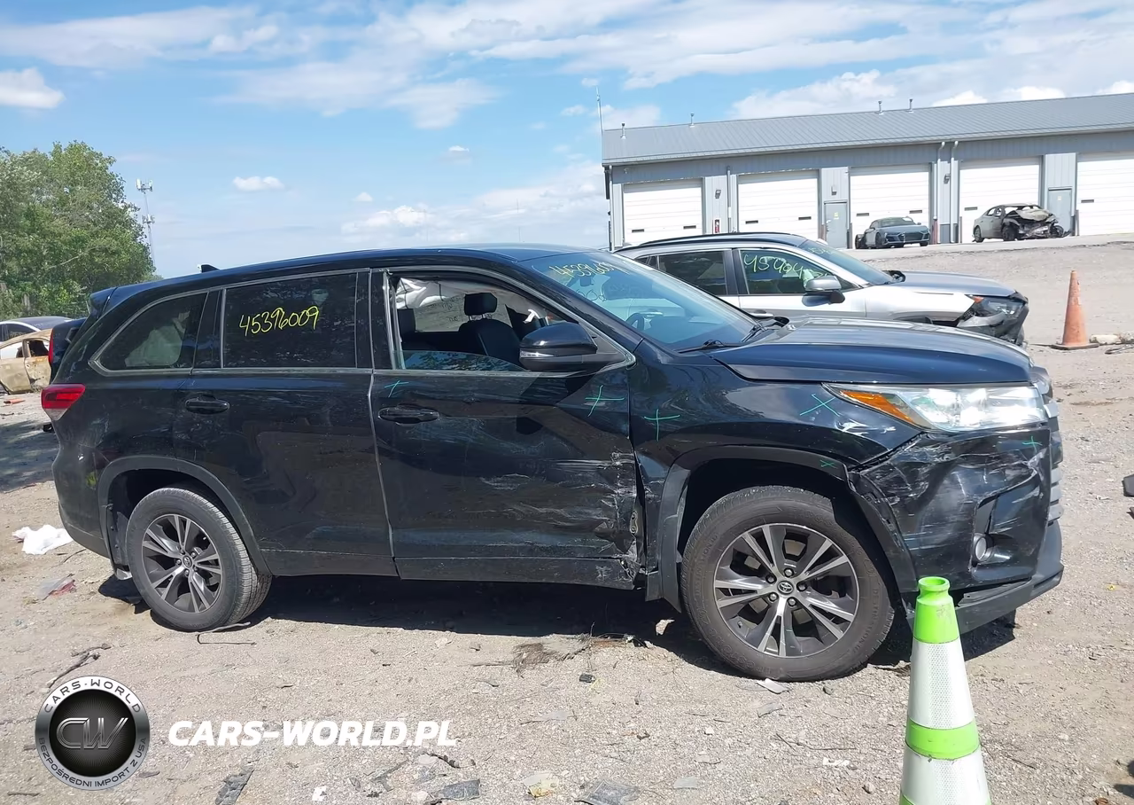 2018 Toyota Highlander Le Plus VIN:5TDBZRFH0JS910214 - 13