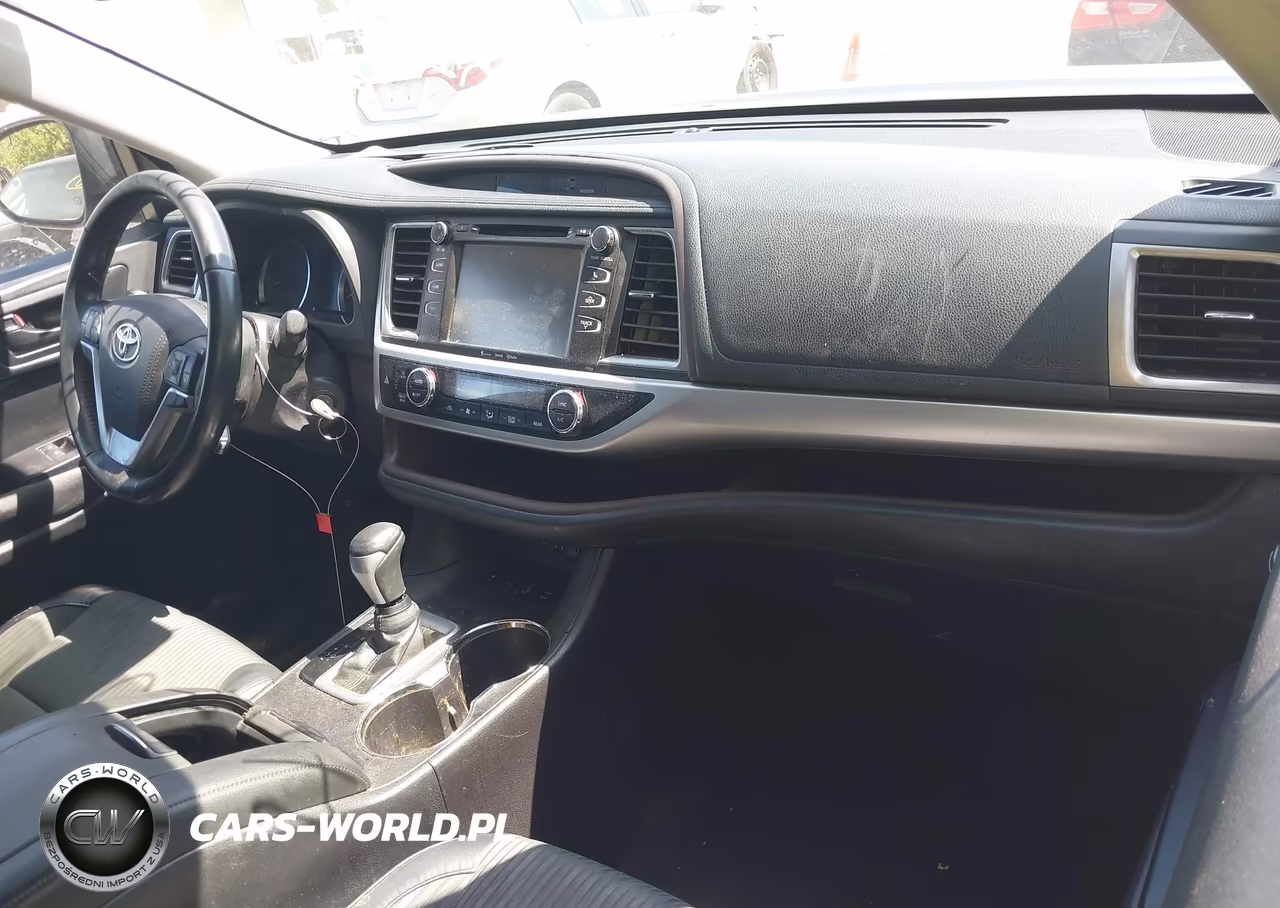 2018 Toyota Highlander Le Plus VIN:5TDBZRFH0JS910214 - 5