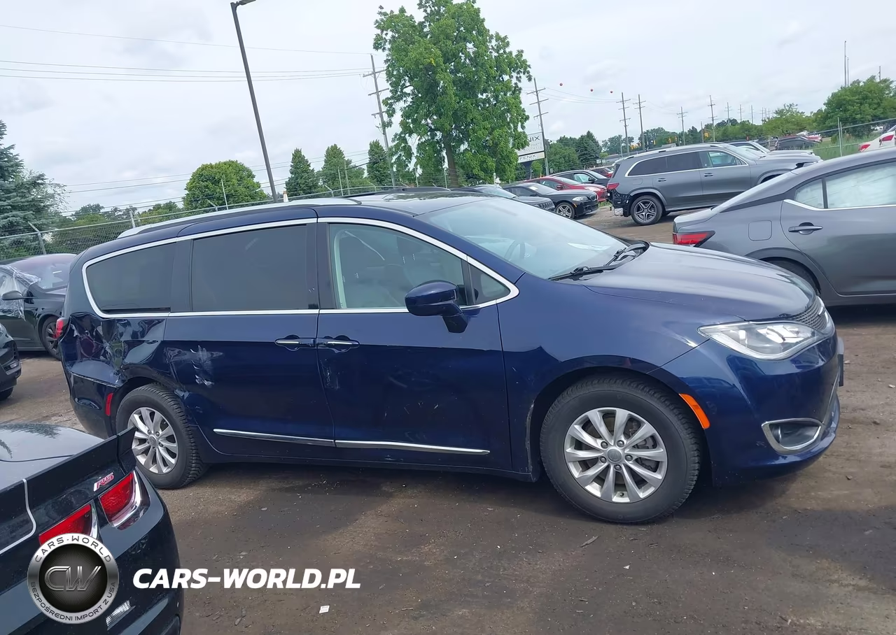 2018 Chrysler Pacifica Touring L Plus VIN:2C4RC1EG2JR175299 - 13