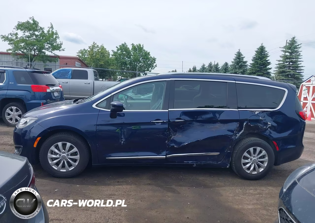 2018 Chrysler Pacifica Touring L Plus VIN:2C4RC1EG2JR175299 - 14