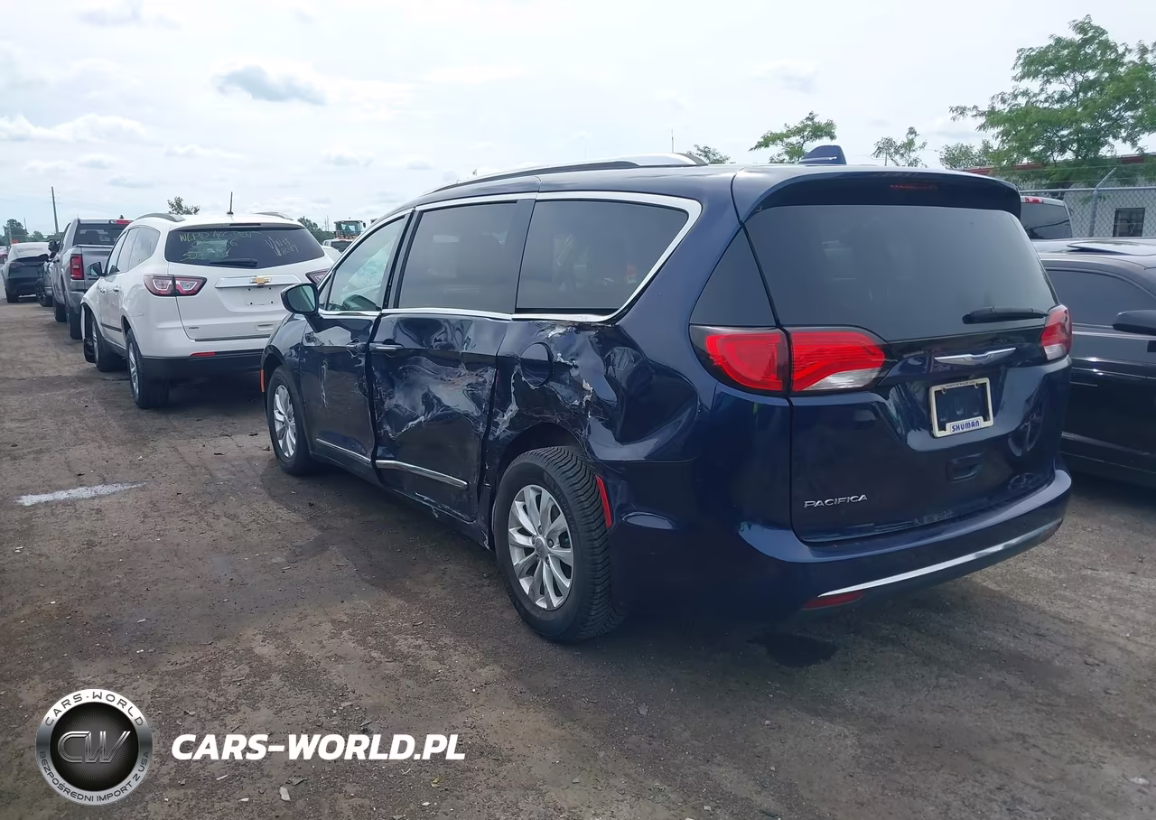 2018 Chrysler Pacifica Touring L Plus VIN:2C4RC1EG2JR175299 - 3