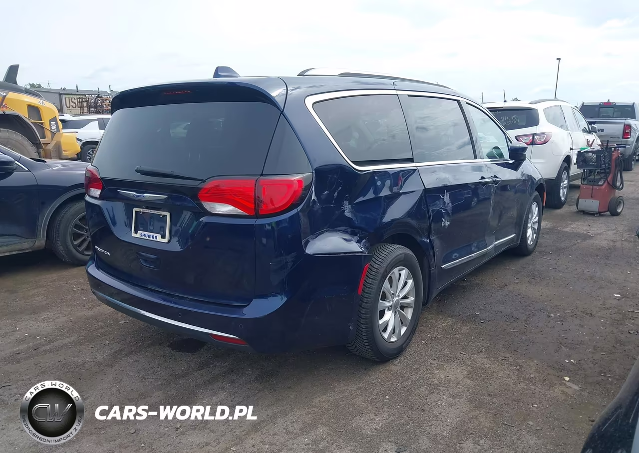 2018 Chrysler Pacifica Touring L Plus VIN:2C4RC1EG2JR175299 - 4
