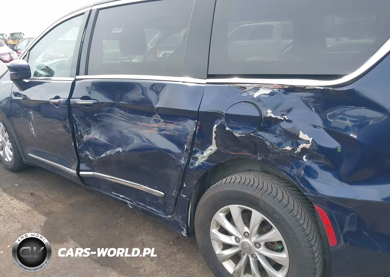 2018 Chrysler Pacifica Touring L Plus VIN:2C4RC1EG2JR175299 - 6