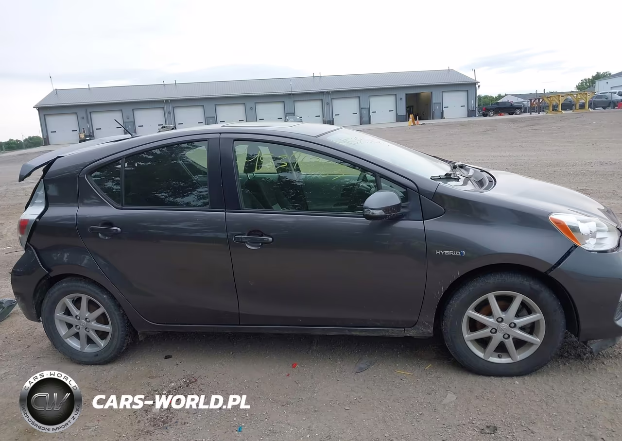 2014 Toyota Prius C Three VIN:JTDKDTB31E1076107 - 13