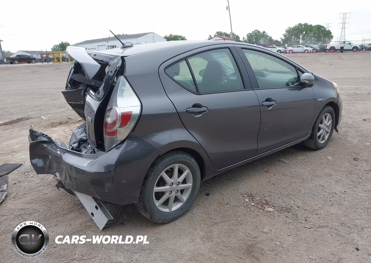 2014 Toyota Prius C Three VIN:JTDKDTB31E1076107 - 4