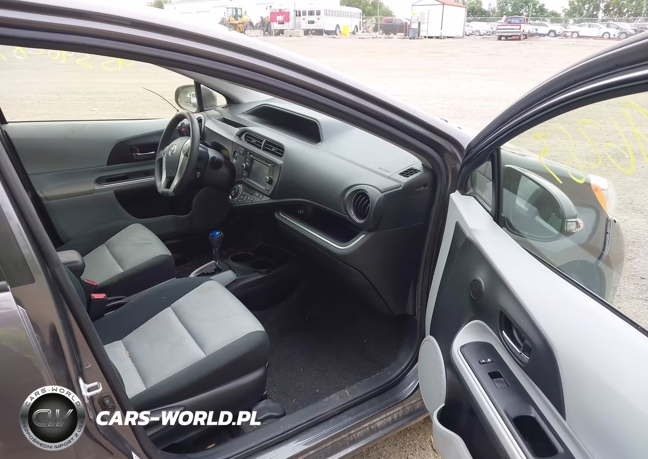 2014 Toyota Prius C Three VIN:JTDKDTB31E1076107 - 5