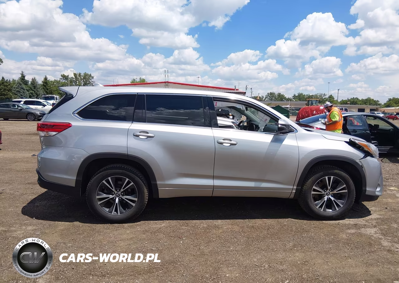 2018 Toyota Highlander Le Plus VIN:5TDZZRFH6JS279368 - 13