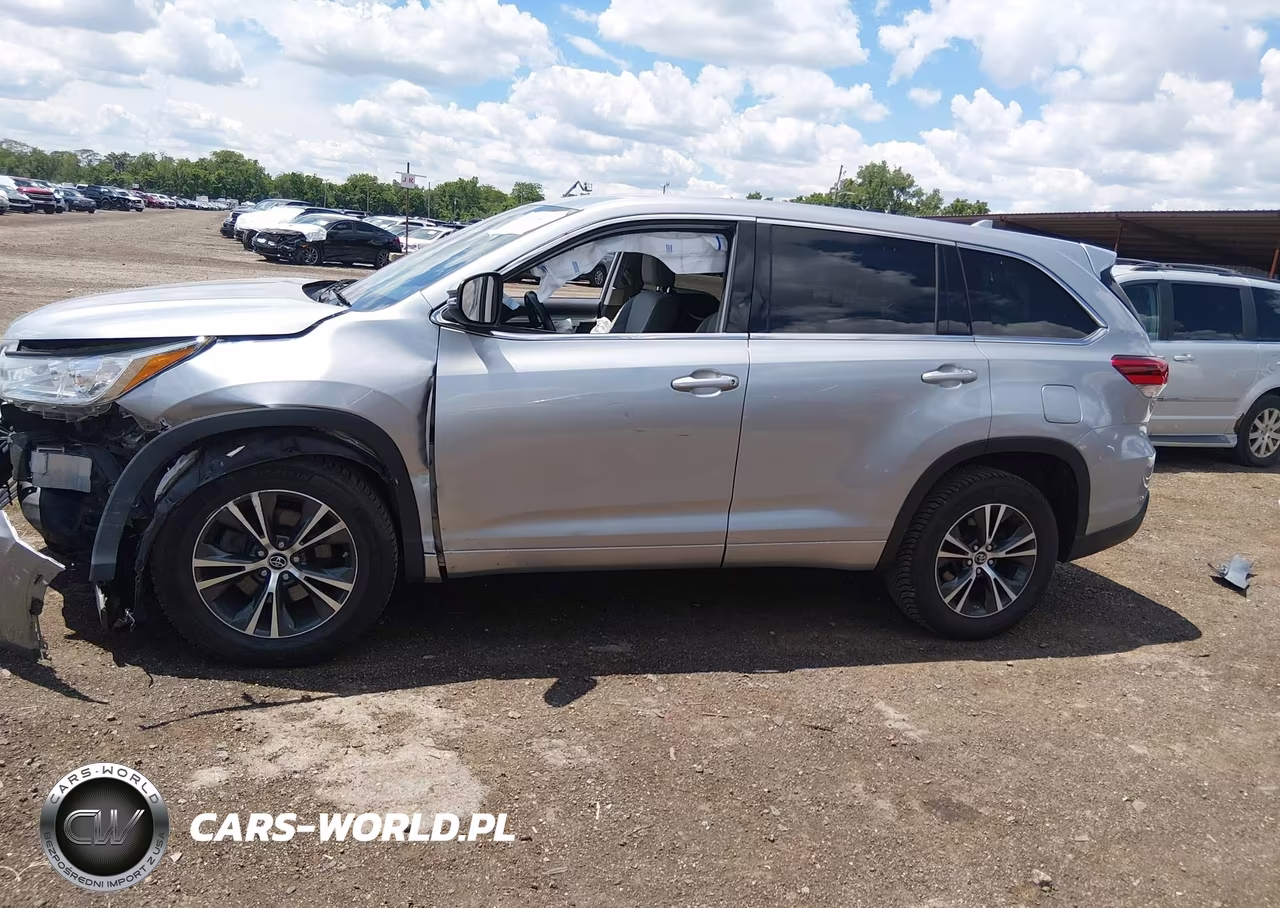 2018 Toyota Highlander Le Plus VIN:5TDZZRFH6JS279368 - 14