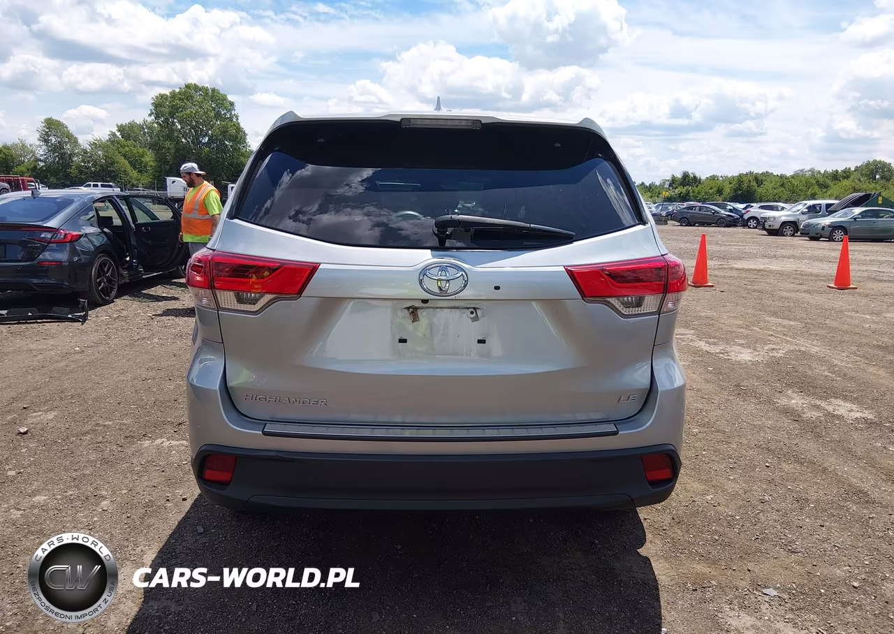 2018 Toyota Highlander Le Plus VIN:5TDZZRFH6JS279368 - 16