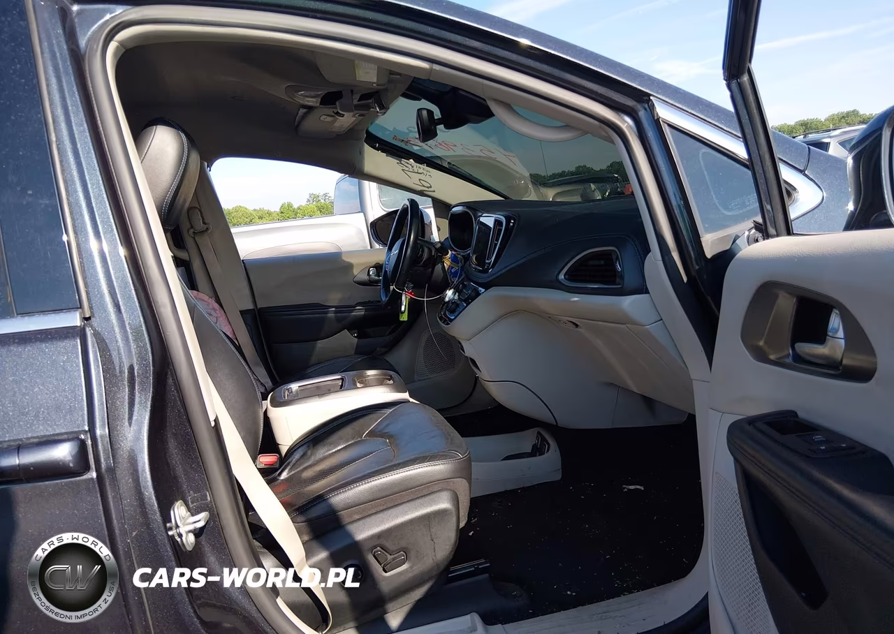2021 Chrysler Pacifica Hybrid Touring L VIN:2C4RC1L76MR594716 - 5