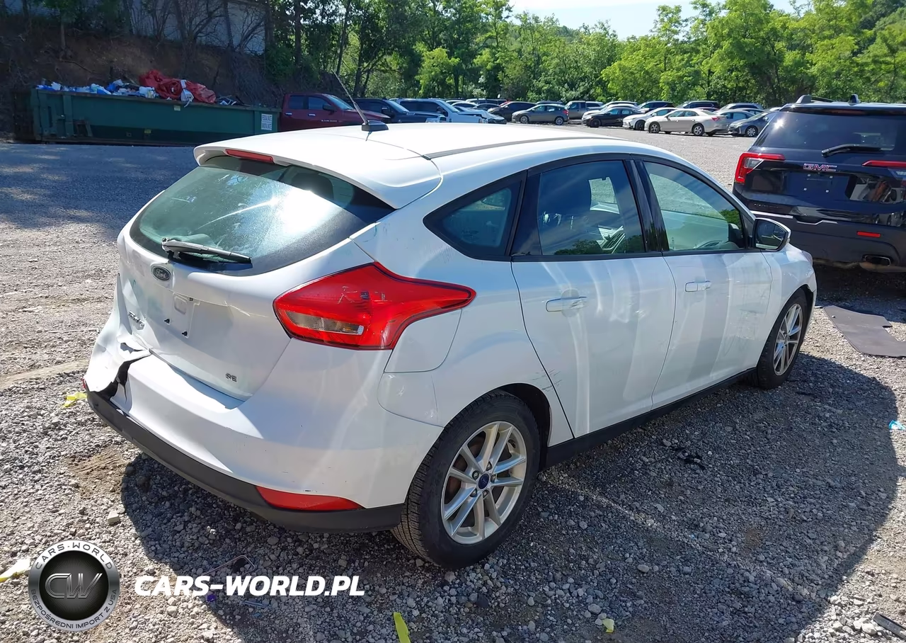 2016 Ford Focus Se VIN:1FADP3K28GL243549 - 4