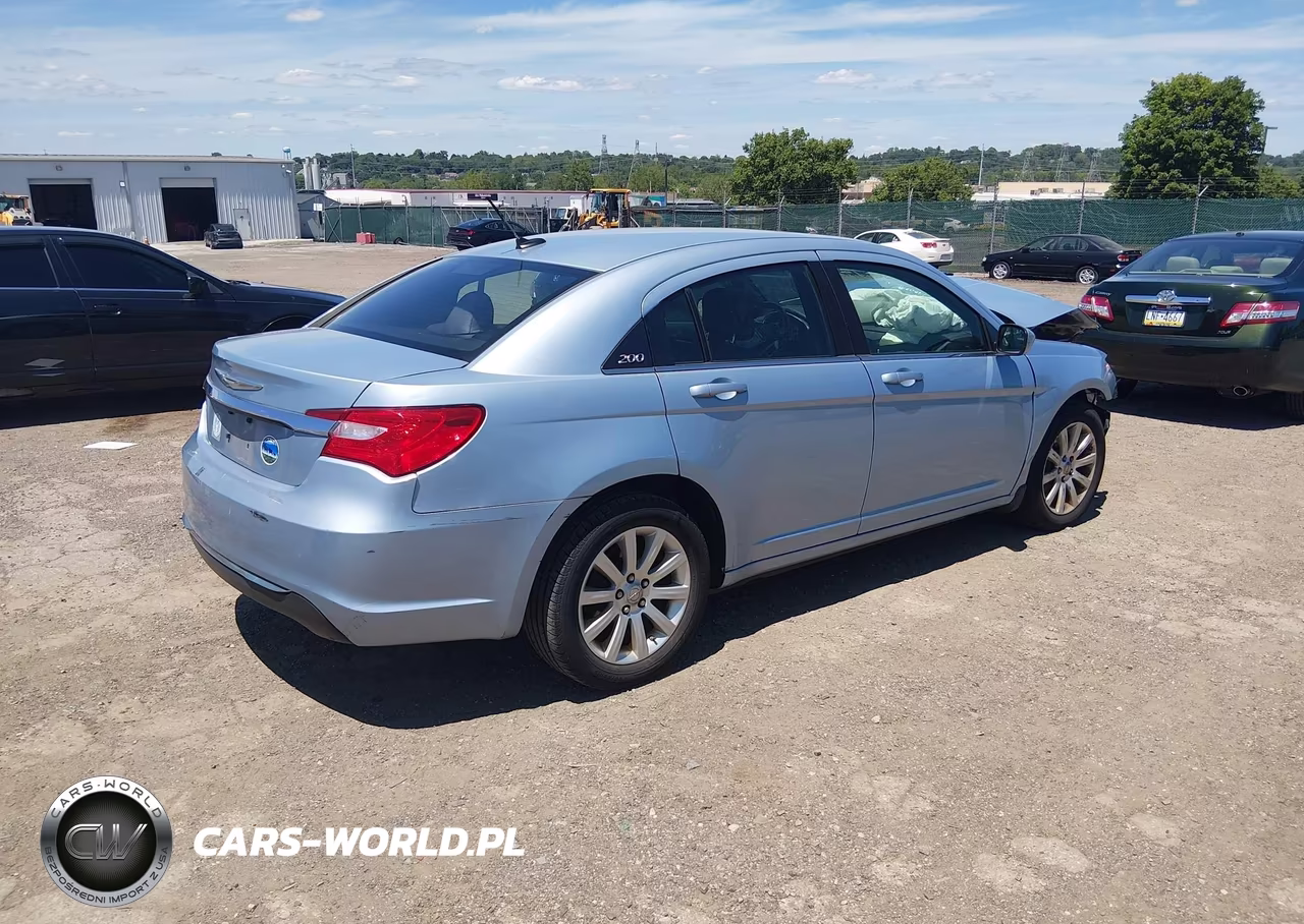 2013 Chrysler 200 Touring VIN:1C3CCBBB4DN540205 - 4