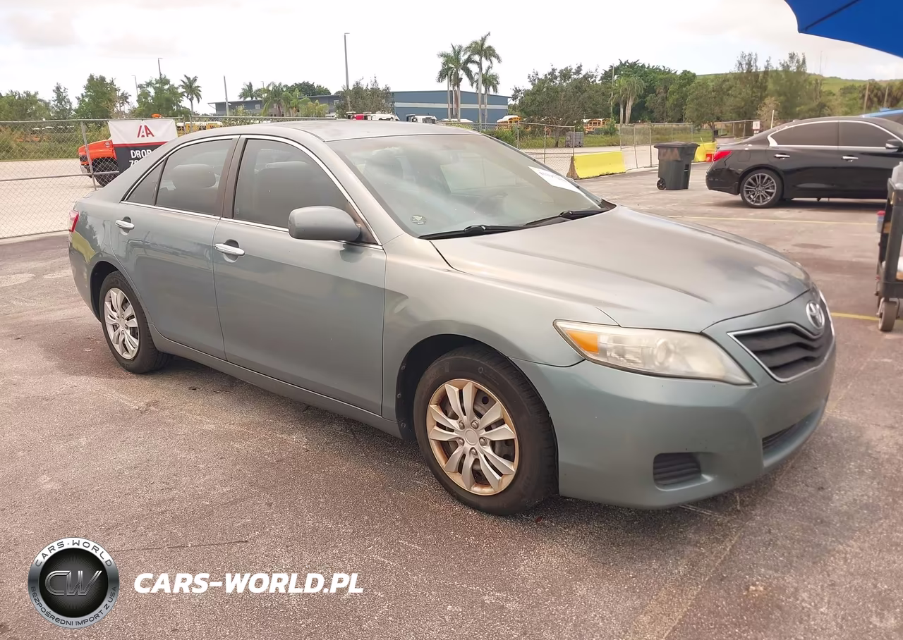 2010 Toyota Camry Le – zdjęcie 1 z 11