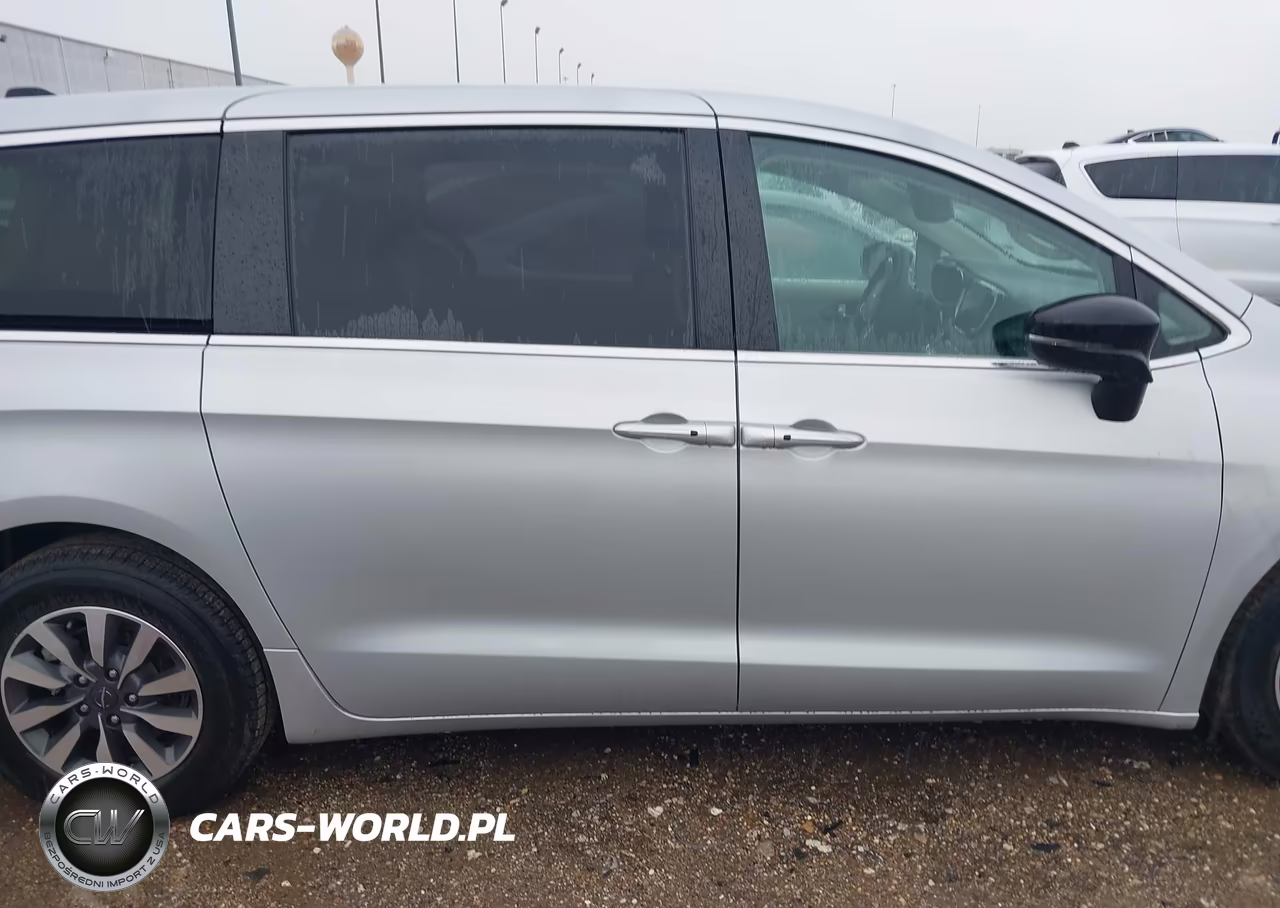 2024 Chrysler Pacifica Hybrid Select VIN:2C4RC1S7XRR150022 - 13