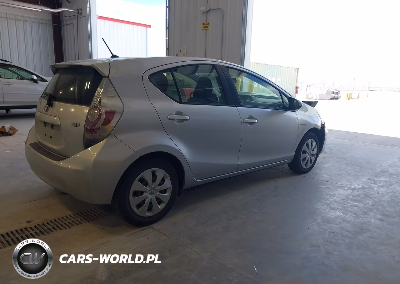 2014 Toyota Prius C Two VIN:JTDKDTB3XE1570966 - 4