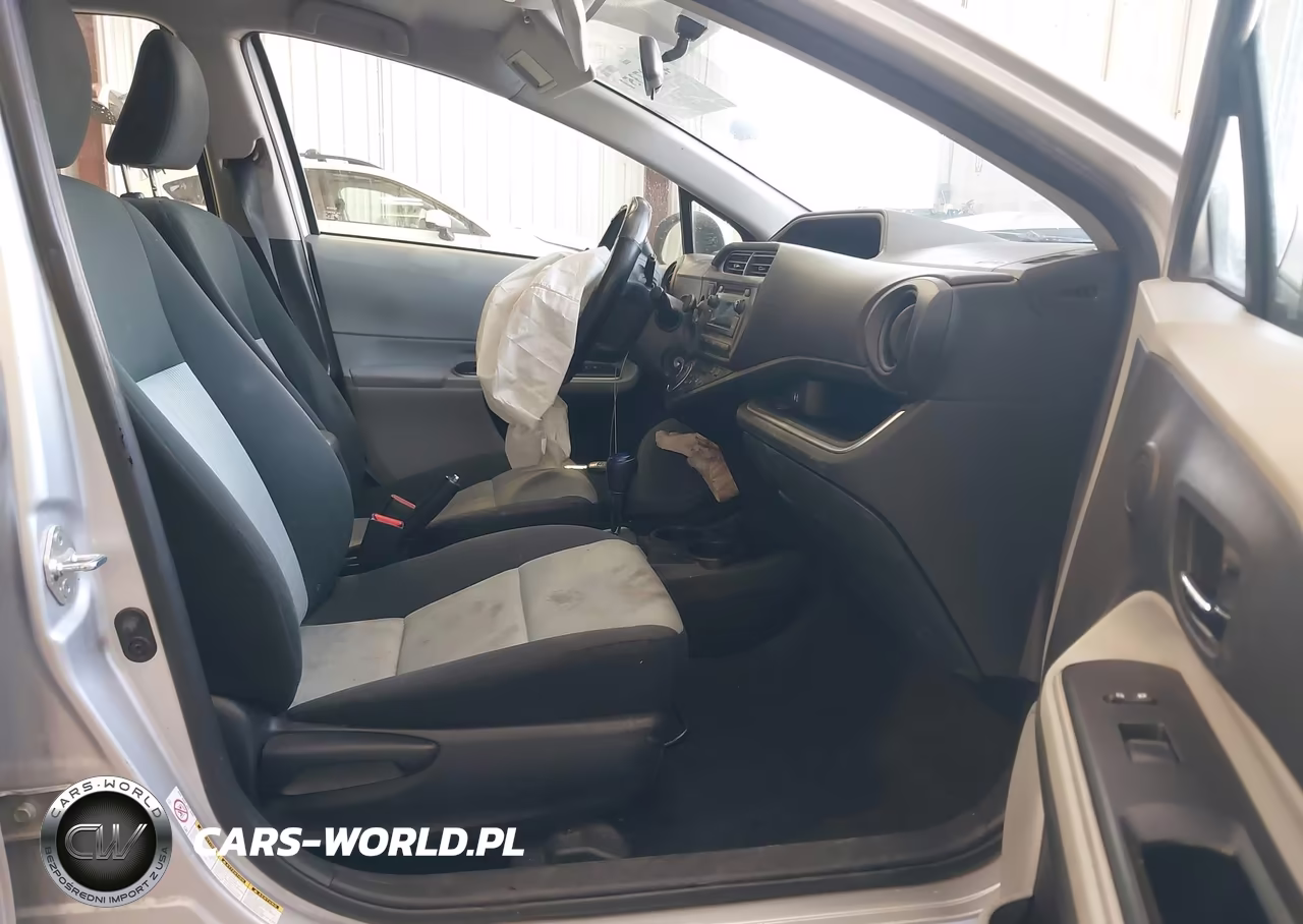 2014 Toyota Prius C Two VIN:JTDKDTB3XE1570966 - 5