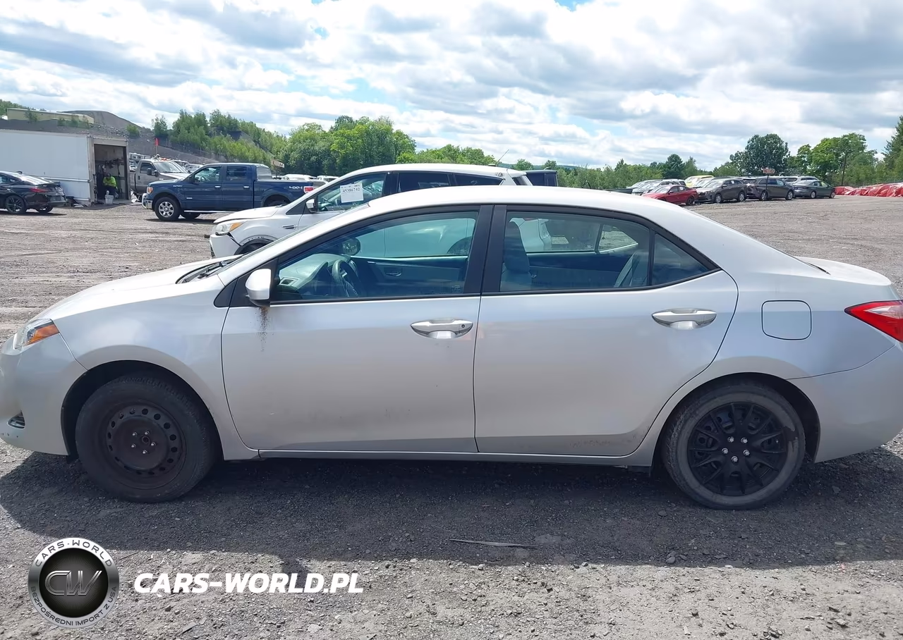 2017 Toyota Corolla Le VIN:5YFBURHE6HP664953 - 14
