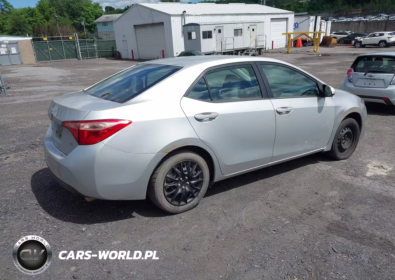 2017 Toyota Corolla Le VIN:5YFBURHE6HP664953 - 4