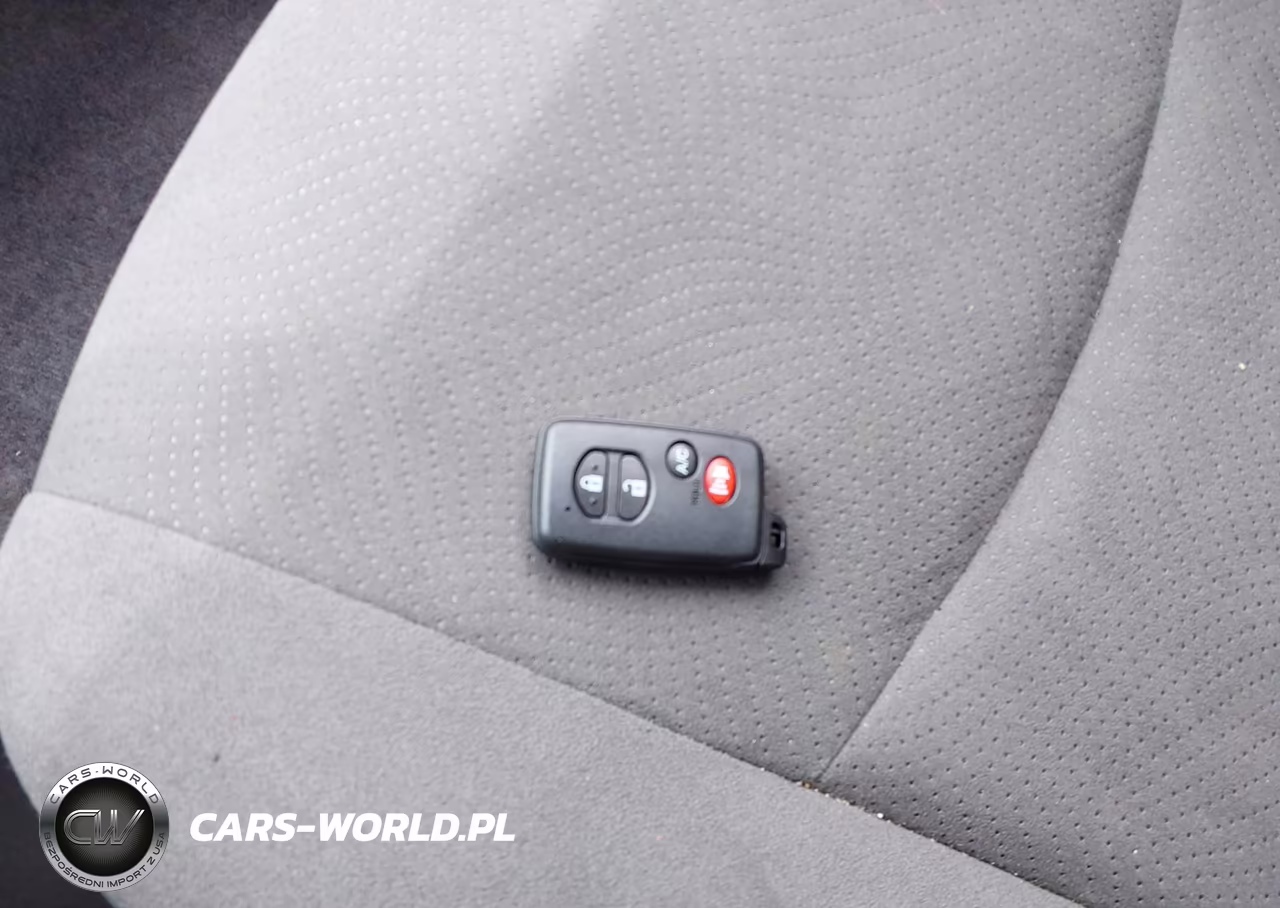 2015 Toyota Prius Two VIN:JTDKN3DU3F0463963 - 11