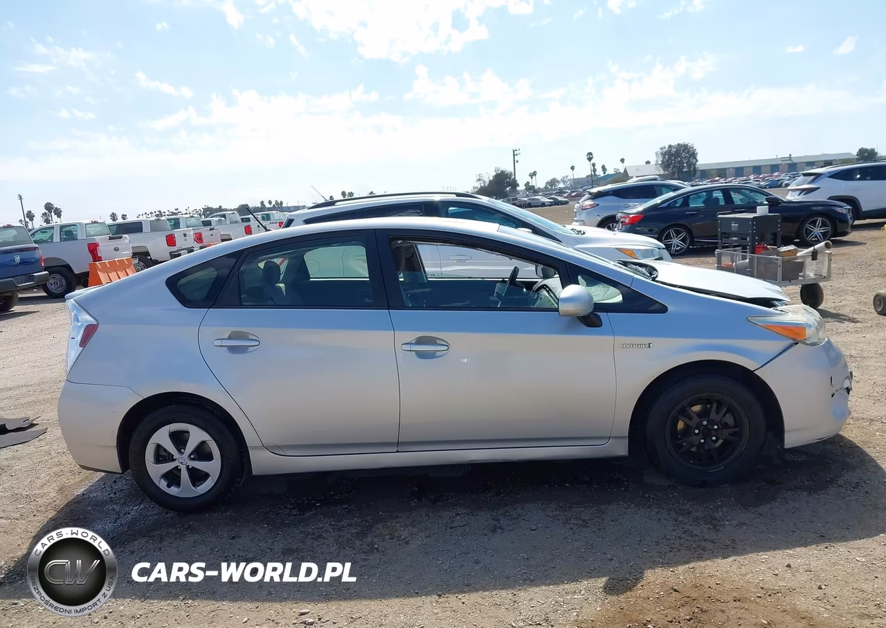 2015 Toyota Prius Two VIN:JTDKN3DU3F0463963 - 13