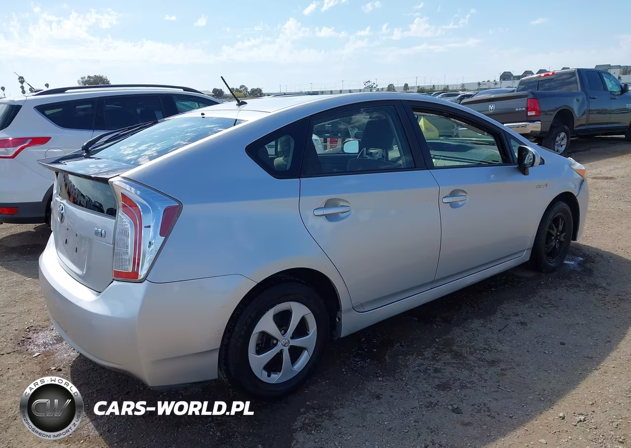 2015 Toyota Prius Two VIN:JTDKN3DU3F0463963 - 4