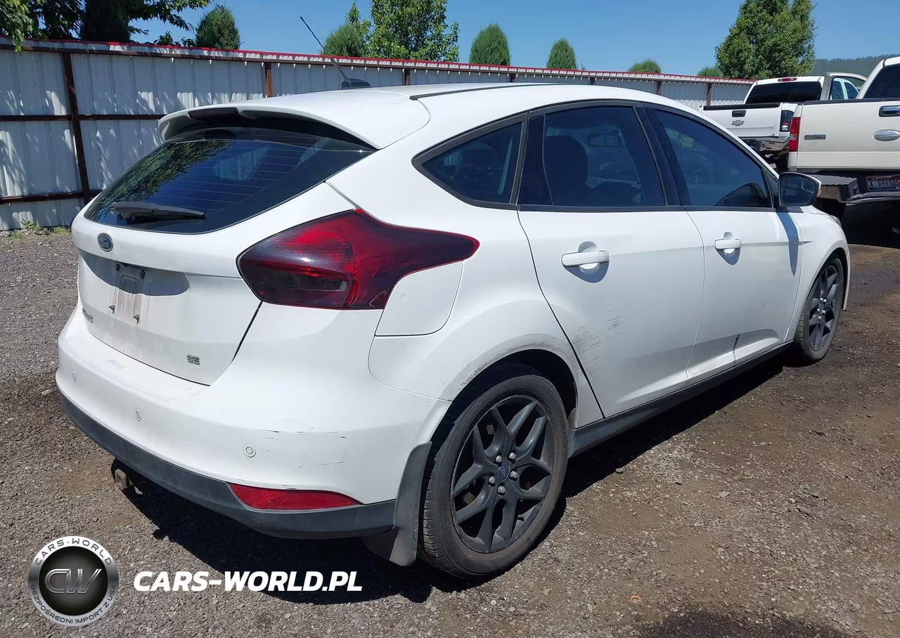 2016 Ford Focus Se VIN:1FADP3K29GL203660 - 4