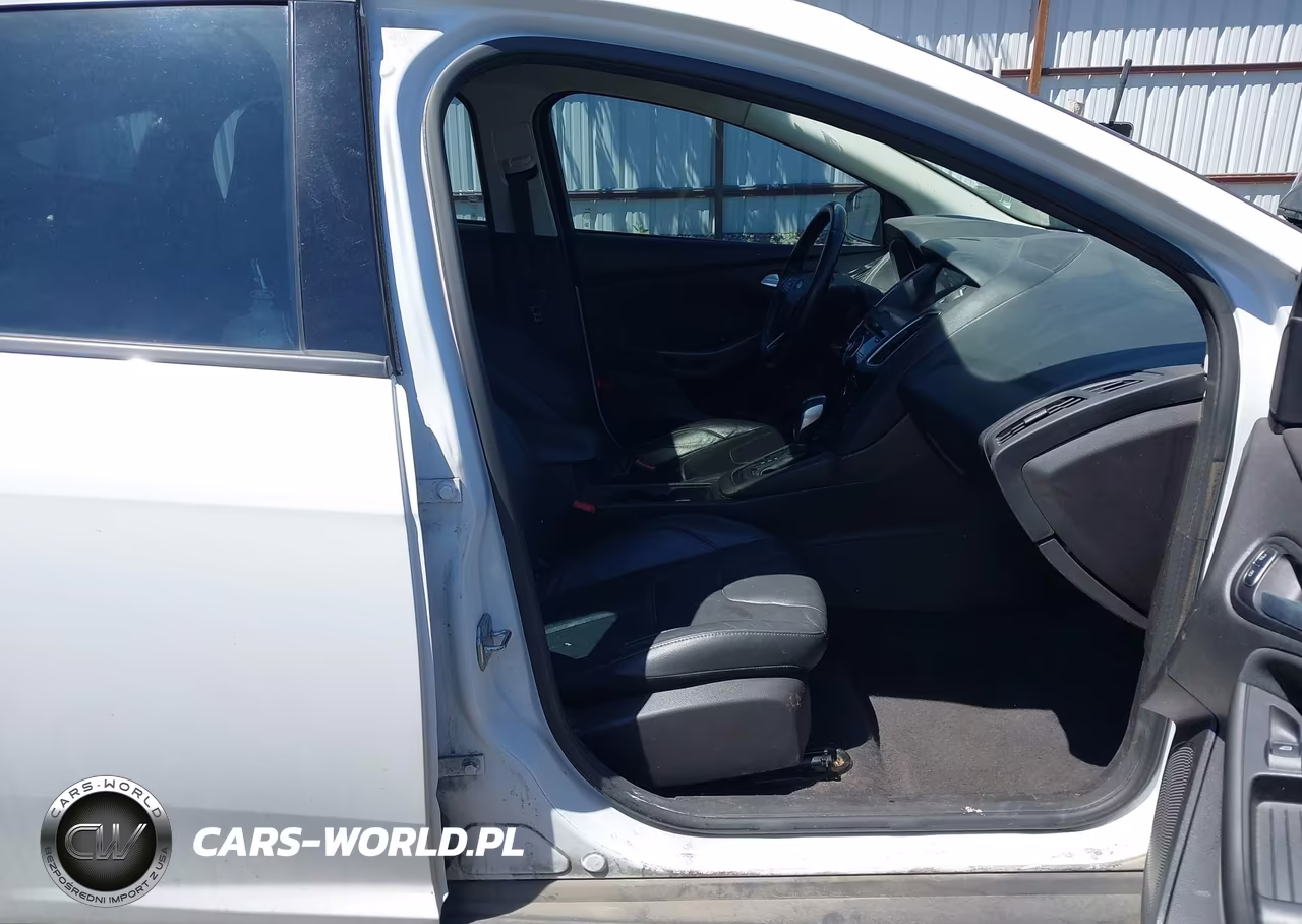 2016 Ford Focus Se VIN:1FADP3K29GL203660 - 5