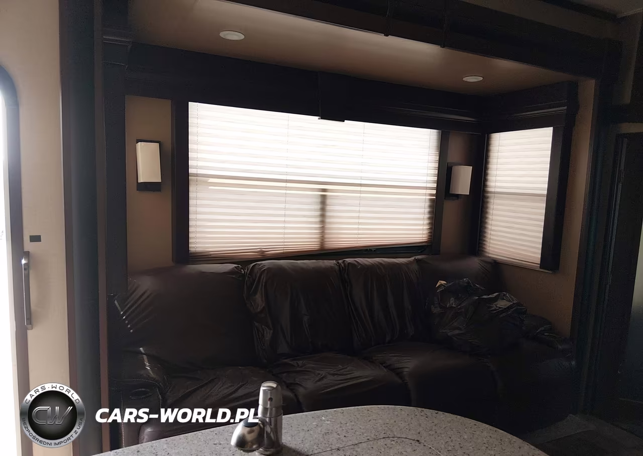 2016 Voltage V Toy Hauler M-3605 VIN:4YDF36025GZ990541 - 16