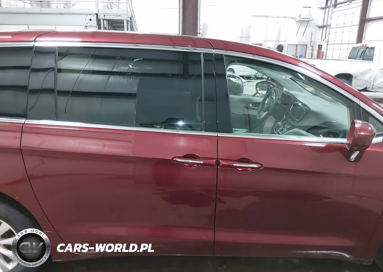 2018 Chrysler Pacifica Touring Plus VIN:2C4RC1FG8JR123769 - 13