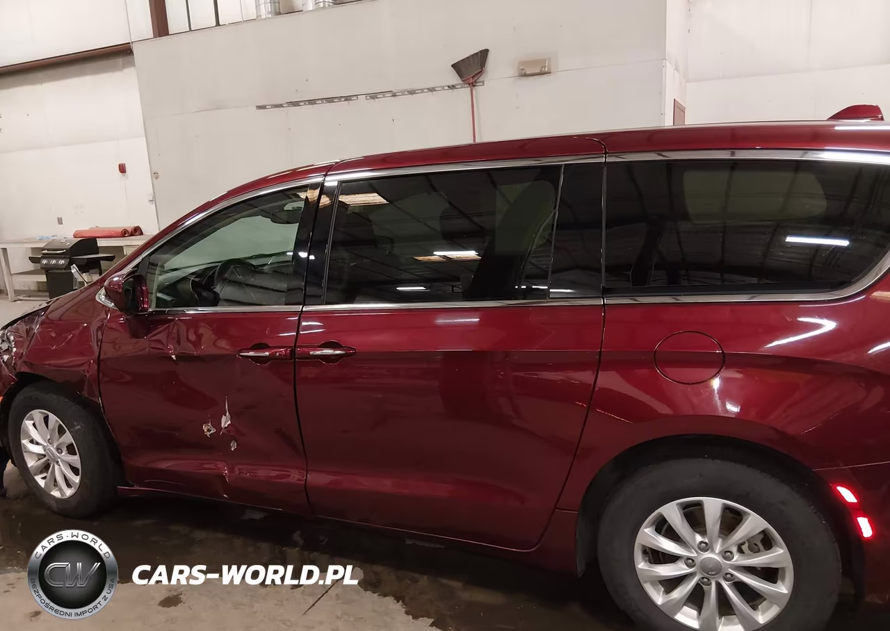 2018 Chrysler Pacifica Touring Plus VIN:2C4RC1FG8JR123769 - 14