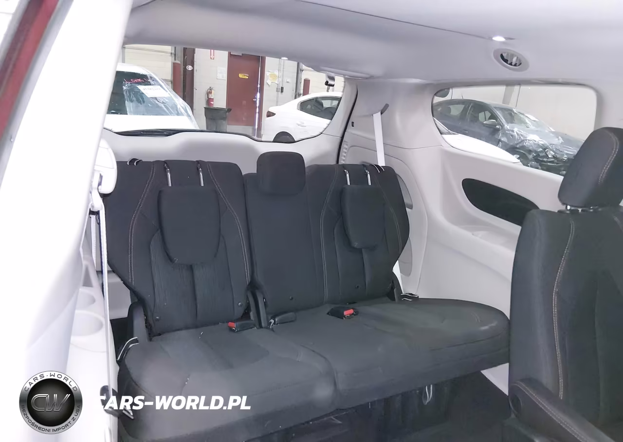 2018 Chrysler Pacifica Touring Plus VIN:2C4RC1FG8JR123769 - 17