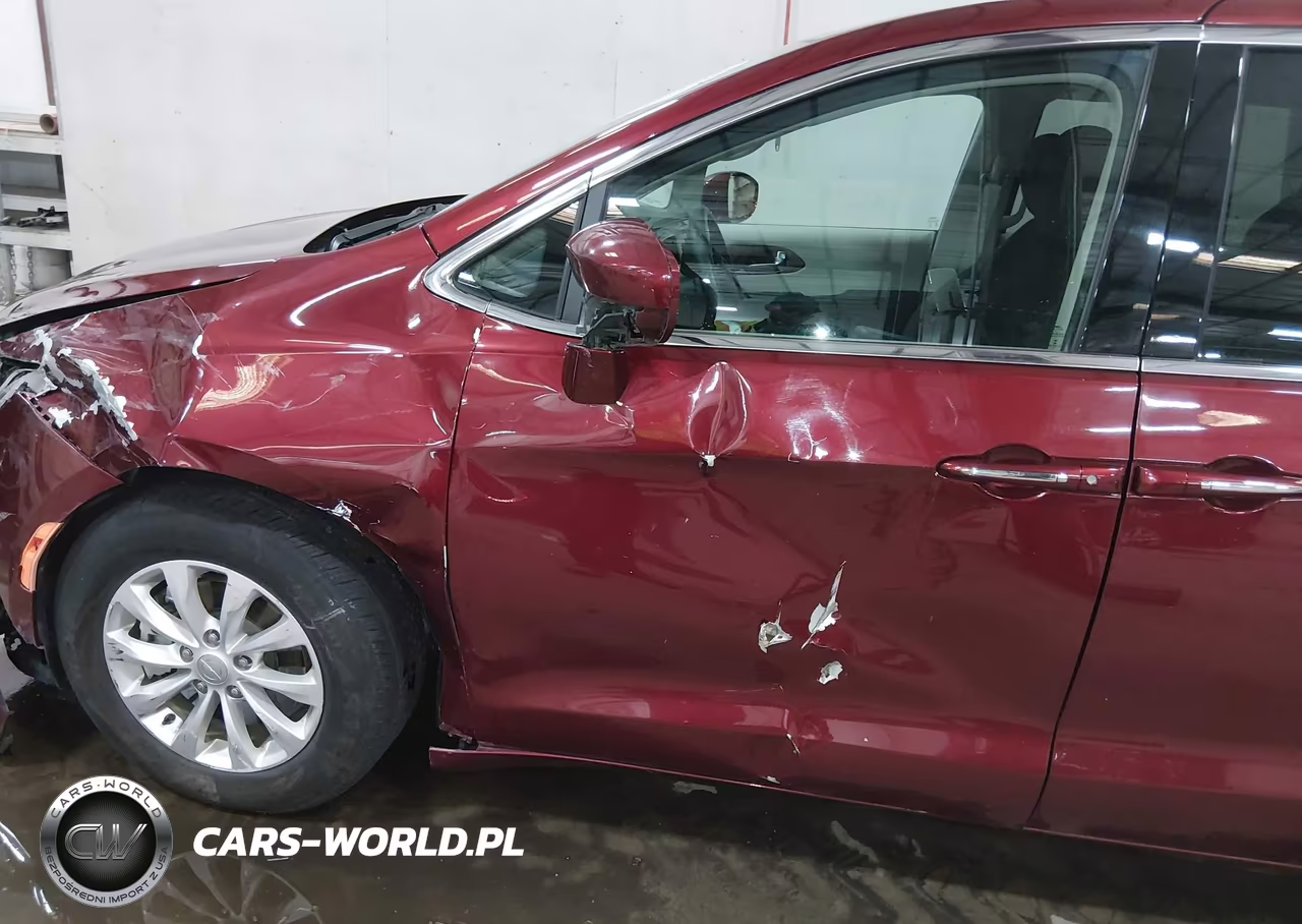 2018 Chrysler Pacifica Touring Plus VIN:2C4RC1FG8JR123769 - 18
