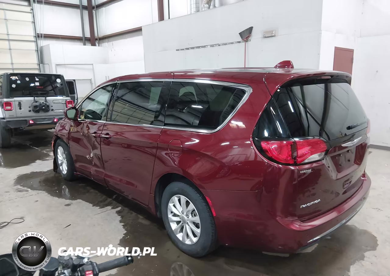 2018 Chrysler Pacifica Touring Plus VIN:2C4RC1FG8JR123769 - 3
