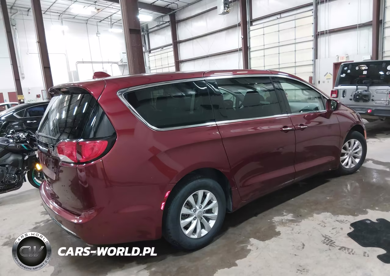 2018 Chrysler Pacifica Touring Plus VIN:2C4RC1FG8JR123769 - 4
